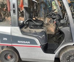 Cho thuê xe nâng dầu 2,5T